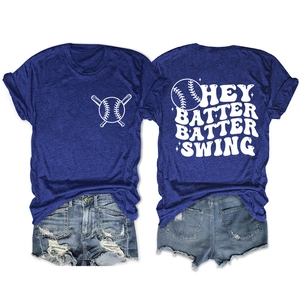 Détails avant et arrière du T-shirt bleu avec impression de baseball Hey Batter Batter