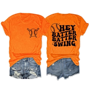 Détail du t-shirt en coton orange avec motif baseball et slogan au dos du vêtement