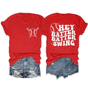 Détails du t-shirt de baseball rouge montrant le logo avant et le texte au dos avec short