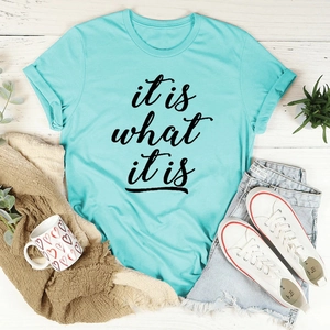 Flachbild des seeblauen Baumwoll-T-Shirts mit 'it is what it is' Aufdruck und Denim-Shorts
