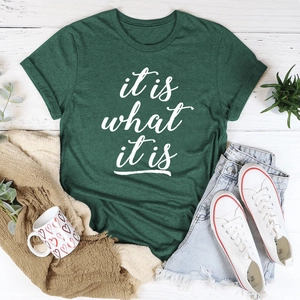 Dunkelgrünes Baumwoll-T-Shirt mit 'it is what it is' Spruch und Jeans-Shorts Flachbild