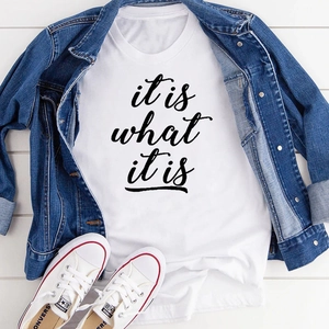 Flachbild eines weißen T-Shirts mit Spruch, kombiniert mit Jeansjacke und Turnschuhen