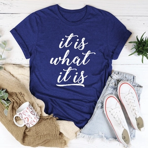 Flachbild eines dunkelblauen T-Shirts mit Spruch auf weißem Holzhintergrund