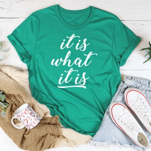 Flachbild-Ansicht des grünen T-Shirts mit Spruch, kombiniert mit Jeans-Shorts und Accessoires