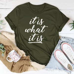 Flachbild des dunkelgrünen T-Shirts mit weißer Aufschrift auf weißem Holzhintergrund