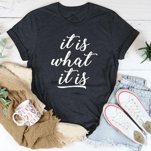 Flachbild von anthrazitfarbenem T-Shirt mit Aufdruck it is what it is auf Holzgrund