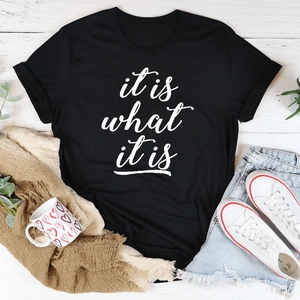 Flatlay-Ansicht eines schwarzen T-Shirts mit Print, Jeans-Shorts und weißen Stoffschuhen
