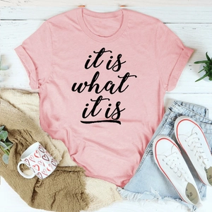 Detailansicht des rosa Baumwoll-T-Shirts mit dem kursiven it is what it is Textdruck