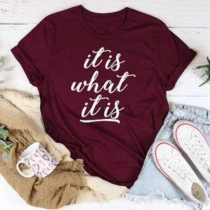 Flachbild von weinrotem Baumwoll-T-Shirt mit Spruch und lässigen Mode-Accessoires