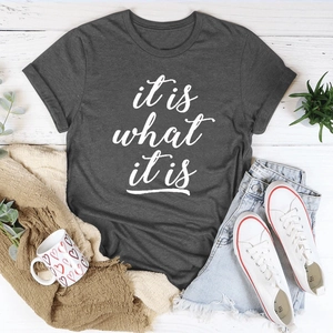 Flachbild von grauem it is what it is Slogan T-Shirt mit Jeansshorts und Freizeit-Accessoires