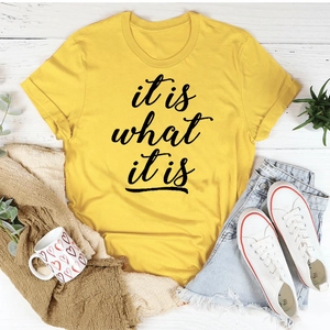 Flachbild eines gelben Baumwoll-T-Shirts mit it is what it is Slogan und Accessoires