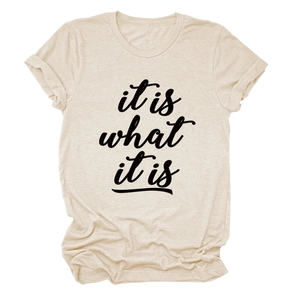 Detail eines beigen Baumwoll-T-Shirts mit schwarzem Aufdruck 'it is what it is' Schrift