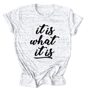 Nahaufnahme des it is what it is Kalligraphie-Drucks auf weißem Baumwoll-T-Shirt