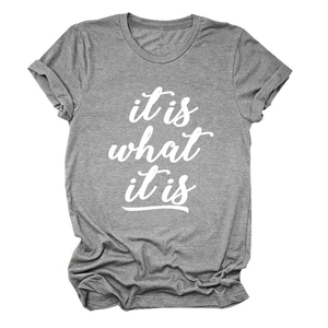 Detailansicht graues Kurzarm-T-Shirt mit weißem 'it is what it is' Schriftdruck-Motiv
