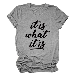 Detail eines grauen T-Shirts mit schwarzem it is what it is Aufdruck und Rundhals