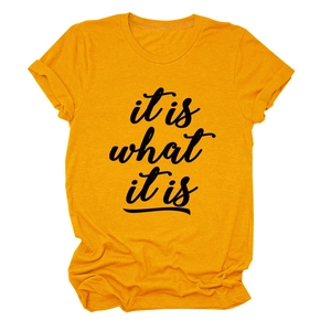 Detail des it is what it is Textdrucks auf dem senfgelben Kurzarm-T-Shirt aus Baumwolle