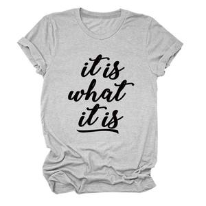 Detailansicht der Rollärmel und des schwarzen 'it is what it is' Drucks auf grauem T-Shirt