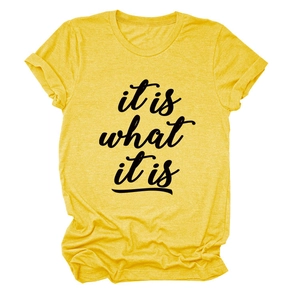 Detail eines gelben Baumwoll-T-Shirts mit it is what it is Druck und weicher Textur