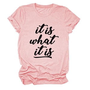 Detail der 'it is what it is' Aufschrift auf pinkfarbenem Rundhals-T-Shirt
