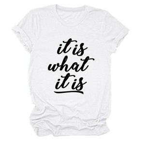 Nahaufnahme des 'it is what it is' Aufdrucks auf weißem Baumwoll-T-Shirt mit Rundhals