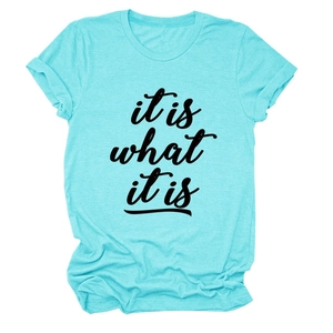 Detail eines hellblauen T-Shirts mit dem Text 'it is what it is' und umgeschlagenen Ärmeln