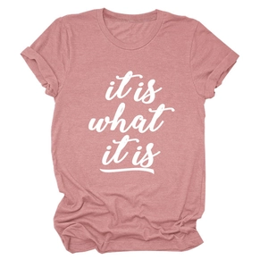 Detailansicht des staubrosa T-Shirts mit weißer 'it is what it is' Aufschrift vorne