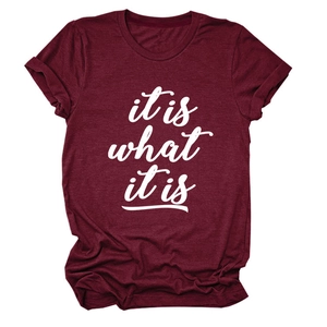 Detail eines burgunderfarbenen T-Shirts mit weißem 'it is what it is' Aufdruck und Baumwolle