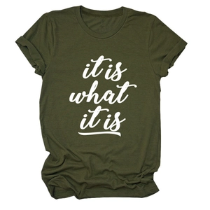 Detail der Rollbündchen und 'it is what it is' Druck auf armee-grünem Baumwoll-T-Shirt