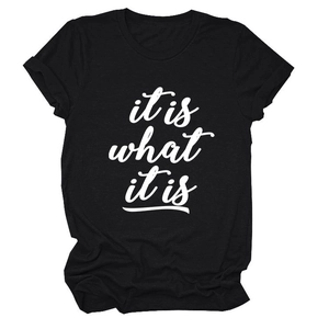 Nahaufnahme des it is what it is Aufdrucks auf dem schwarzen Baumwoll-T-Shirt mit Rundhals