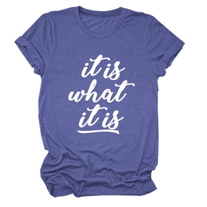 Detail der weißen 'it is what it is' Aufschrift auf lila Baumwollmischung Rundhals-T-Shirt