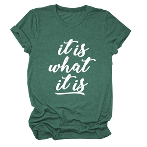 Detail des weißen 'it is what it is' Aufdrucks auf meliertem grünem T-Shirt-Baumwollstoff