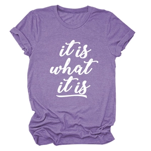 Detail eines violetten Baumwoll-T-Shirts mit 'it is what it is' Handschrift-Druck