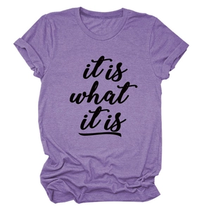 Detail eines lila Baumwoll-T-Shirts mit dem kunstvollen Schriftzug 'it is what it is'