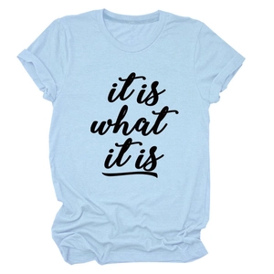 Detailansicht des schwarzen Aufdrucks 'it is what it is' auf einem hellblauen Baumwoll-T-Shirt