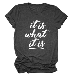 Detailansicht der Stoffstruktur und 'it is what it is' Aufdruck auf dem grauen T-Shirt