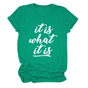 Detailansicht des grünen T-Shirts mit weißem it is what it is Slogan-Aufdruck auf der Brust