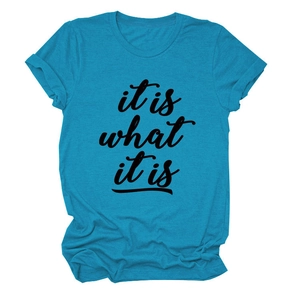 Detail eines petrolfarbenen T-Shirts mit schwarzem it is what it is Handschrift-Aufdruck