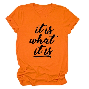 Detailaufnahme des Schriftzugs 'it is what it is' auf einem orangefarbenen Baumwoll-T-Shirt
