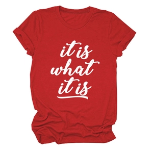 Detail eines roten Baumwoll-T-Shirts mit weißem it is what it is Schriftzug und Rundhalsausschnitt