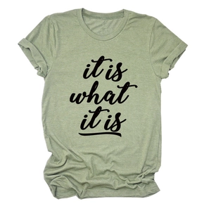 Detailansicht des Baumwoll-T-Shirts mit It Is What It Is Druck in Salbeigrün