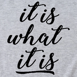 Graues Baumwoll-T-Shirt mit schwarzem Aufdruck 'it is what it is' in Handschrift