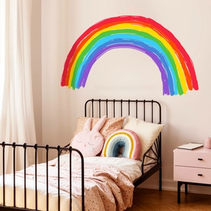 Adesivo murale arcobaleno dipinto a mano per cameretta bambini in ambiente accogliente