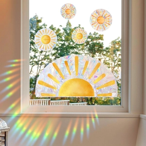 Sticker de fenêtre attrape-soleil projetant un spectre arc-en-ciel sur un mur blanc
