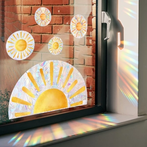 Stickers de fenêtre prisme arc-en-ciel motifs soleil créant des reflets colorés sur le mur