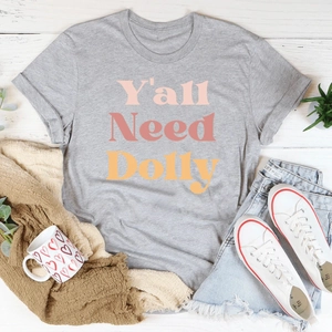 T-shirt gris imprimé Y'all Need Dolly avec short en jean et baskets blanches