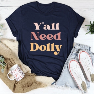 Détail à plat du t-shirt bleu marine avec imprimé Y'all Need Dolly et accessoires