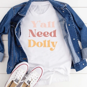 Détail à plat du t-shirt blanc en coton avec imprimé vintage dégradé Y'all Need Dolly