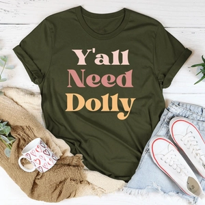 T-shirt olive 'Y'all Need Dolly' à plat avec short en jean et baskets de style rétro