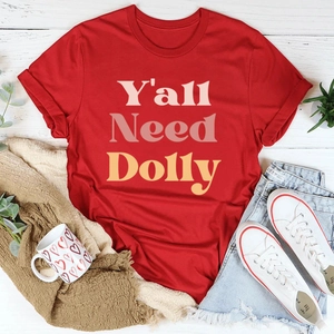 T-shirt en coton rouge avec imprimé Y'all Need Dolly à plat avec un jean