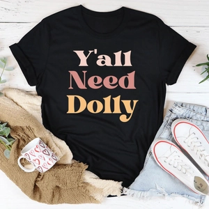 Mise à plat du t-shirt en coton noir Y'all Need Dolly avec short en jean bleu et baskets